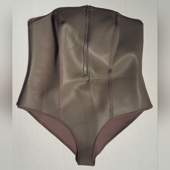 ⛱️ SKIMS 1 Piece Rubberized Scuba Zip up Strapless Swimsuit Grey Chalk 26 28 4X - Picture 3 of 9